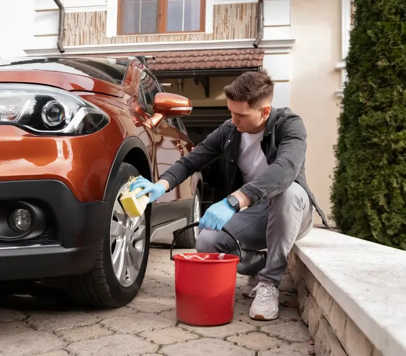 Lavage auto à domicile Saint-Martin-Labouval : professionnel intervenant sur un véhicule